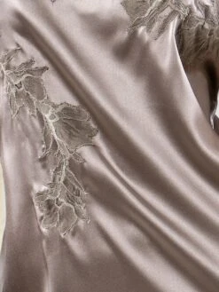 Seta Superior Seiden-Negligé SPLENDIDA Uni Cotton Club 35 Seta Superior Seiden-Negligé SPLENDIDA Uni Cotton Club -Meer Bekleidung farbfeld seide spitze taupe seta superior cotton club 1 2 1 1