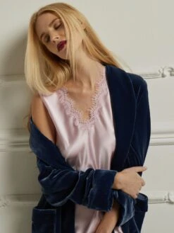 Seide-Viscose Samt Morgenmantel Lang DANIELA Uni Von Vivis -Meer Bekleidung kimono seidensamt daniela dunkelblau vivis 2 1 1