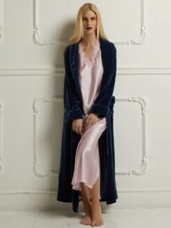Seide-Viscose Samt Morgenmantel Lang DANIELA Uni Von Vivis -Meer Bekleidung kimono seidensamt daniela dunkelblau vivis 1 1