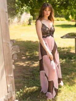 Langes Seidennachthemd MISHA Mit Spitze Von Marjolaine 9 Langes Seidennachthemd MISHA Mit Spitze Von Marjolaine -Meer Bekleidung kleid seide lang misha 2mis3001 rosa braun marjolaine 2