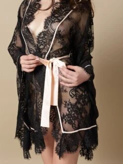 Kurzer Spitze Kimono FLEUR Schwarz-puder Von Marjolaine -Meer Bekleidung kurzer spitze kimono fleur 4fle2002 schwarz puder marjolaine 1