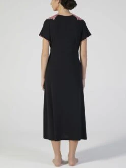 Modal Nachtkleid Mit Spitze Wadenlang Schwarz-rosa Von Verdiani 8 Modal Nachtkleid Mit Spitze Wadenlang Schwarz-rosa Von Verdiani -Meer Bekleidung modal nachtkleid lang schwarz 4511 verdiani 2