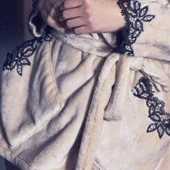 Warmer Hausmantel FREDA Lang Von Marjolaine 13 Warmer Hausmantel FREDA Lang Von Marjolaine -Meer Bekleidung morgenmantel freda sand fre2401 1804 marjolaine 1 1