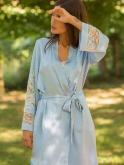 100% Seide Morgenmantel Lang MARJOLIE No. 6 Mit Spitze Marjolaine -Meer Bekleidung morgenmantel lang seide 3mar2201 hellblau weiss marjolaine