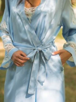 100% Seide Morgenmantel Lang MARJOLIE No. 6 Mit Spitze Marjolaine -Meer Bekleidung morgenmantel lang seide 3mar2201 hellblau weiss marjolaine 3