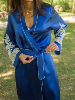 100% Seide Morgenmantel Lang MARJOLIE No. 6 Mit Spitze Marjolaine -Meer Bekleidung morgenmantel lang seide 3mar2201 royalblau weiss marjolaine 2