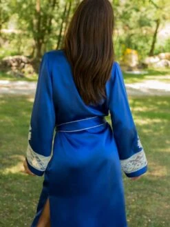 100% Seide Morgenmantel Lang MARJOLIE No. 6 Mit Spitze Marjolaine -Meer Bekleidung morgenmantel lang seide 3mar2201 royalblau weiss marjolaine 3