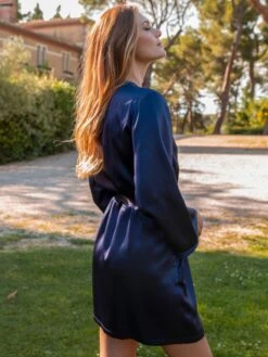100% Seide Morgenmantel SOIE LASER Von Marjolaine 35 100% Seide Morgenmantel SOIE LASER Von Marjolaine -Meer Bekleidung morgenmantel seide kurz dunkelblau laser 0036 marjolaine 8 1