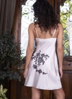 Seidennachthemd NYMPHE No. 1 Kurz Von Marjolaine -Meer Bekleidung nachthemd nymphe naturel noir 4nym0101 marjolaine 3