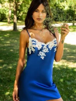 100% Seide Nachthemd MARJOLIE No. 1 Mit Spitze Marjolaine -Meer Bekleidung nachthemd seide 3mar0101 royalblau weiss marjolaine 4 2