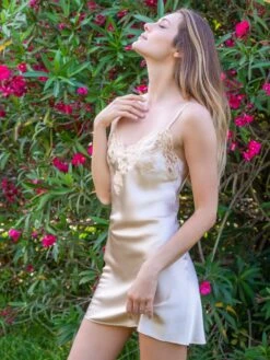 100% Seide Nachthemd MARJOLIE No. 1 Mit Spitze Marjolaine -Meer Bekleidung nachthemd seide marjolie 3mar0101 sand 1865 marjolaine 2 6