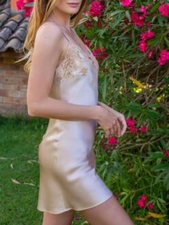 100% Seide Nachthemd MARJOLIE No. 1 Mit Spitze Marjolaine -Meer Bekleidung nachthemd seide marjolie 3mar0101 sand 1865 marjolaine 6