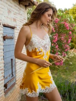 Stretchseide Nuisette No. 2 NINA Mit Spitze Marjolaine 19 Stretchseide Nuisette No. 2 NINA Mit Spitze Marjolaine -Meer Bekleidung nuisette seide nina 4nin0202 gelb 7374 marjolaine 2 5 1
