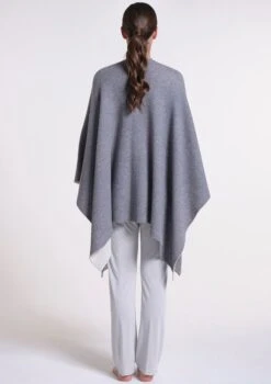 Feinstrick Wolle-Kaschmir PONCHO Von Verdiani Loungewear 9 Feinstrick Wolle-Kaschmir PONCHO Von Verdiani Loungewear -Meer Bekleidung poncho doubleface wolle kaschmir grau ecru 8810 loungewear verdiani 2