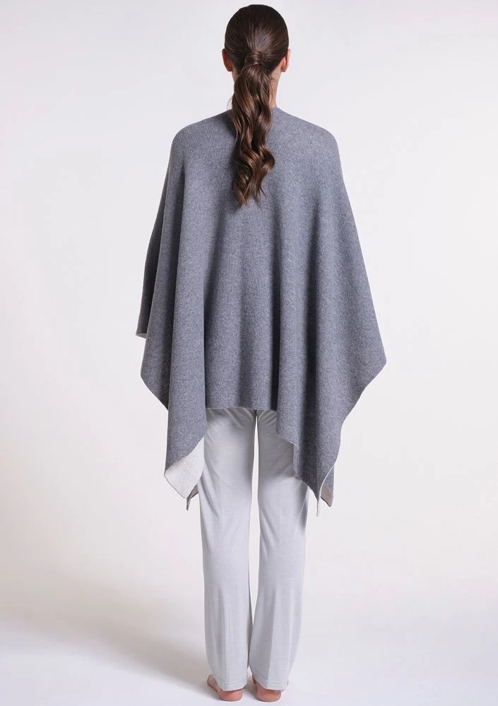 Feinstrick Wolle-Kaschmir PONCHO Von Verdiani Loungewear 6 Feinstrick Wolle-Kaschmir PONCHO Von Verdiani Loungewear – Bild 4