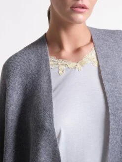 Feinstrick Wolle-Kaschmir PONCHO Von Verdiani Loungewear 8 Feinstrick Wolle-Kaschmir PONCHO Von Verdiani Loungewear -Meer Bekleidung poncho doubleface wolle kaschmir grau ecru 8810 loungewear verdiani 3