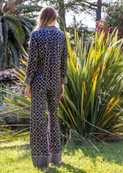 Seidenmix Pyjama OLIVIA Tintenblau Von Marjolaine 8 Seidenmix Pyjama OLIVIA Tintenblau Von Marjolaine -Meer Bekleidung pyjama encre 3oli5501 olivia marjolaine 3
