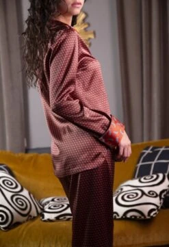 Seidenpyjama NOANE PRINT Ziegelrot-schwarz Von Marjolaine 9 Seidenpyjama NOANE PRINT Ziegelrot-schwarz Von Marjolaine -Meer Bekleidung pyjama noane print imp brique 4noa5501 marjolaine 4