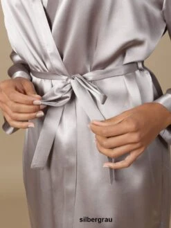 100% Seide Morgenmantel SOIE LASER Von Marjolaine 29 100% Seide Morgenmantel SOIE LASER Von Marjolaine -Meer Bekleidung seide morgenmantel laser laurian silber soie unie marjolaine 2 1 1 1