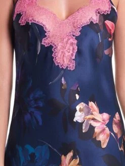 Langes Seidennegligé WINTER GARDEN Von Luna Di Seta -Meer Bekleidung seide neglige winter garden vlst60548 dunkelblau blumen luna di seta 2 1