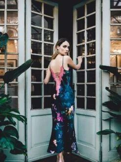 Langes Seidennegligé WINTER GARDEN Von Luna Di Seta -Meer Bekleidung seide neglige winter garden vlst60548 dunkelblau blumen luna di seta 3 1