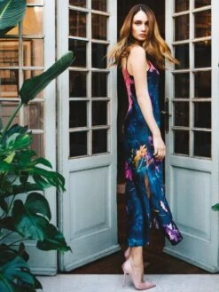 Langes Seidennegligé WINTER GARDEN Von Luna Di Seta -Meer Bekleidung seide neglige winter garden vlst60548 dunkelblau blumen luna di seta 5 1