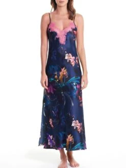 Langes Seidennegligé WINTER GARDEN Von Luna Di Seta -Meer Bekleidung seide neglige winter garden vlst60548 dunkelblau blumen luna di seta 1 1