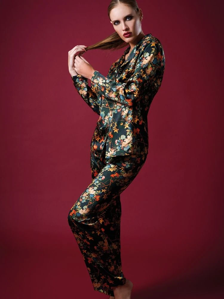 Seide Pyjama WINTER FLOWERS Grün-bunt Von Chiara Fiorini 5 Seide Pyjama WINTER FLOWERS Grün-bunt Von Chiara Fiorini – Bild 3