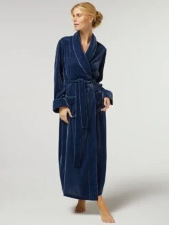Seide-Viscose Samt Morgenmantel Lang DANIELA Elegant Von Vivis 23 Seide-Viscose Samt Morgenmantel Lang DANIELA Elegant Von Vivis -Meer Bekleidung seidensamt morgenmantel lang v00039 daniela nachtblau vivis 2 1 1 1
