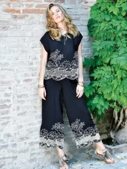 Resortwear Anzug Mit Hohlsaum-Stickerei NERO Von Chiara Fiorini 6 Resortwear Anzug Mit Hohlsaum-Stickerei NERO Von Chiara Fiorini -Meer Bekleidung strandanzug schwarz creme cf9843 cf9844 chiara fiorini 1