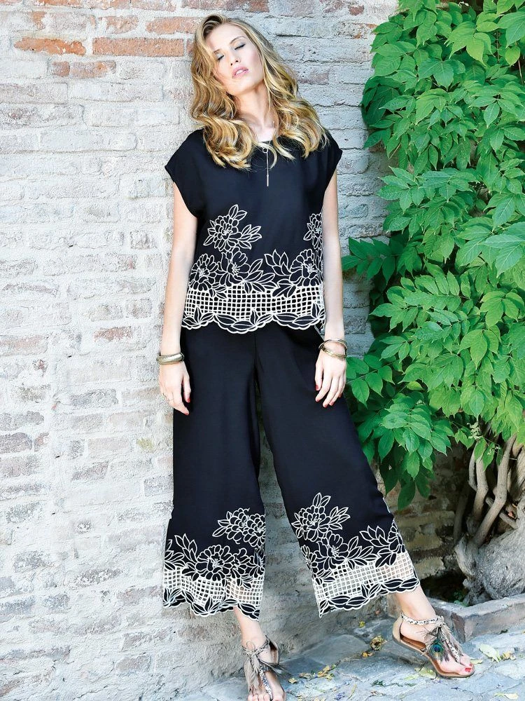 Resortwear Anzug Mit Hohlsaum-Stickerei NERO Von Chiara Fiorini 4 Resortwear Anzug Mit Hohlsaum-Stickerei NERO Von Chiara Fiorini – Bild 2