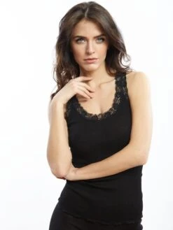 Merinowolle-Seide Unterhemd Gerippt Mit Calais Spitze Von Oscalito 14 Merinowolle-Seide Unterhemd Gerippt Mit Calais Spitze Von Oscalito -Meer Bekleidung unterhemd camisole leavers spitze basic schwarz 3410 oscalito 2 1 1