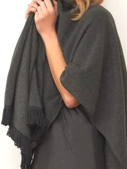 Cape / Stola KUSCHEL VISCOSE Dunkelgrau Von Chiara Fiorini -Meer Bekleidung viscose fleece cape cf1915 grau chiara fiorini 2 1