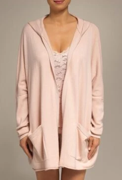 Wolle Kaschmir Kapuzen-Cardigan GRACE 96 Von Pain De Sucre Suggest 14 Wolle Kaschmir Kapuzen-Cardigan GRACE 96 Von Pain De Sucre Suggest -Meer Bekleidung wolle kaschmir cardigan grace poudre pain de sucre suggest