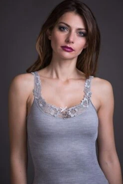 Merinowolle-Seide TRÄGER-TOP Mit Spitze Von Artimaglia -Meer Bekleidung wolle seide shirt 67601 grau artimaglia 2